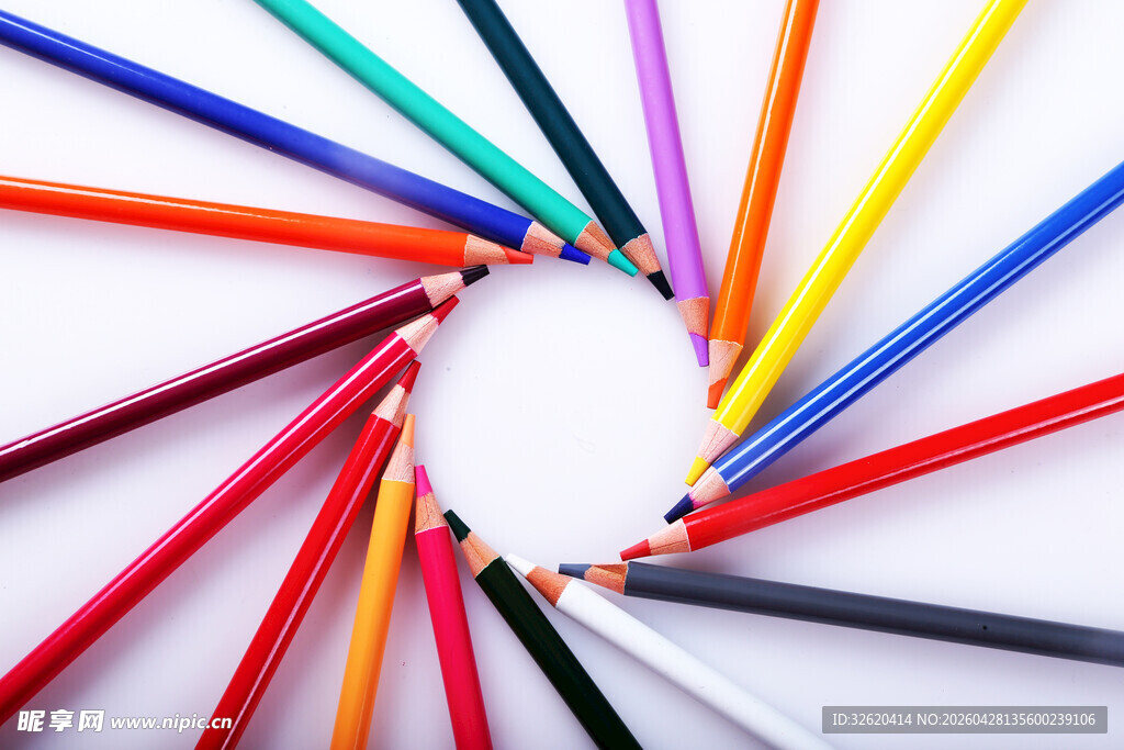 彩色铅笔围成心形图案