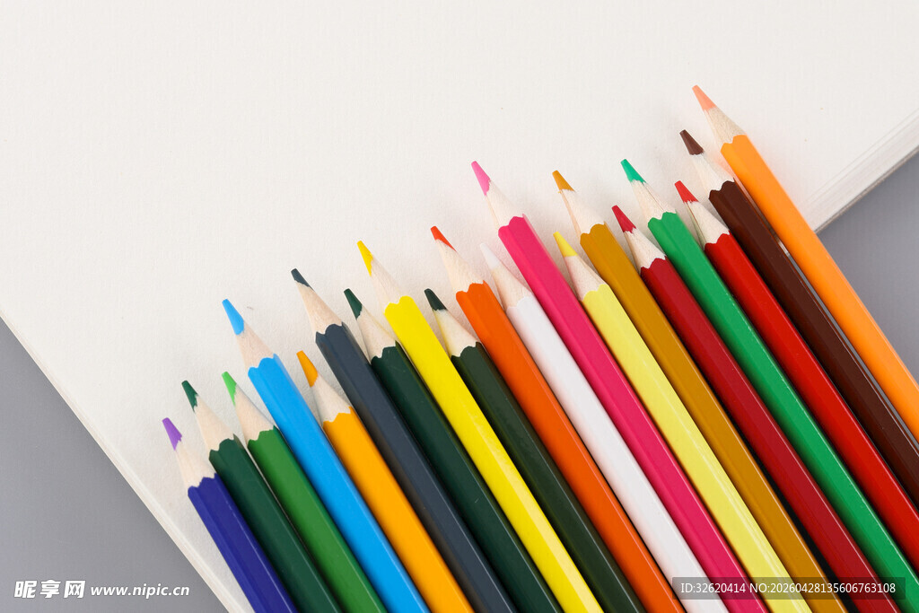 彩色铅笔整齐排列展示