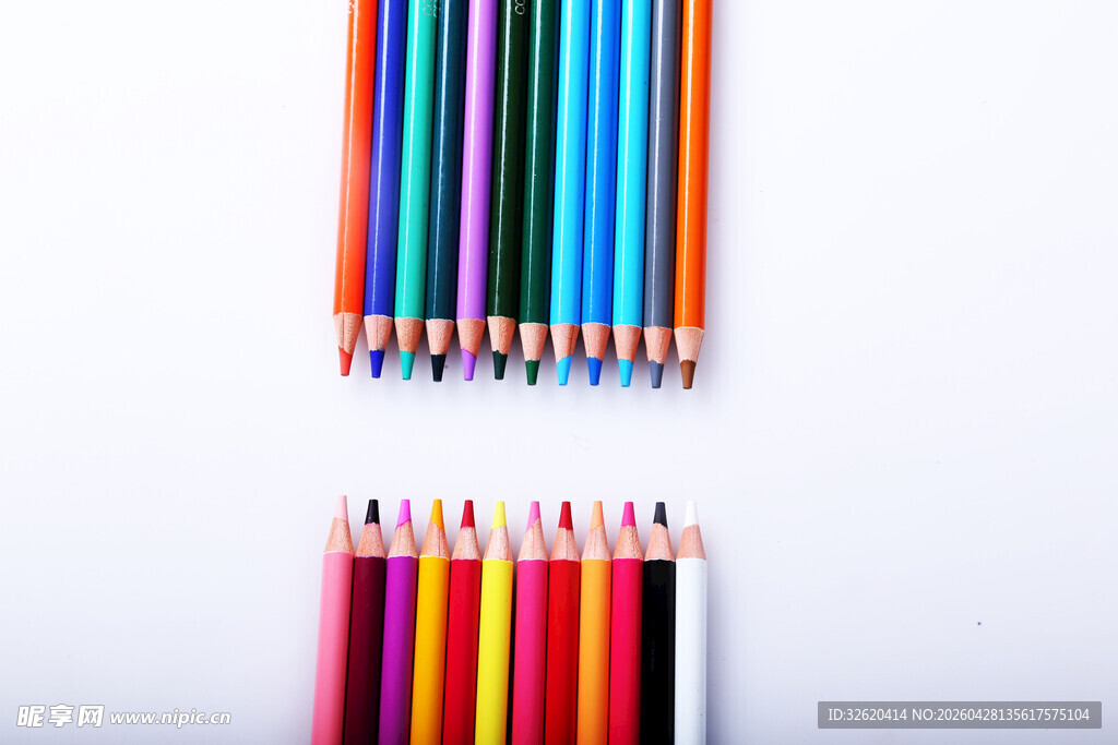 彩色铅笔整齐排列展示