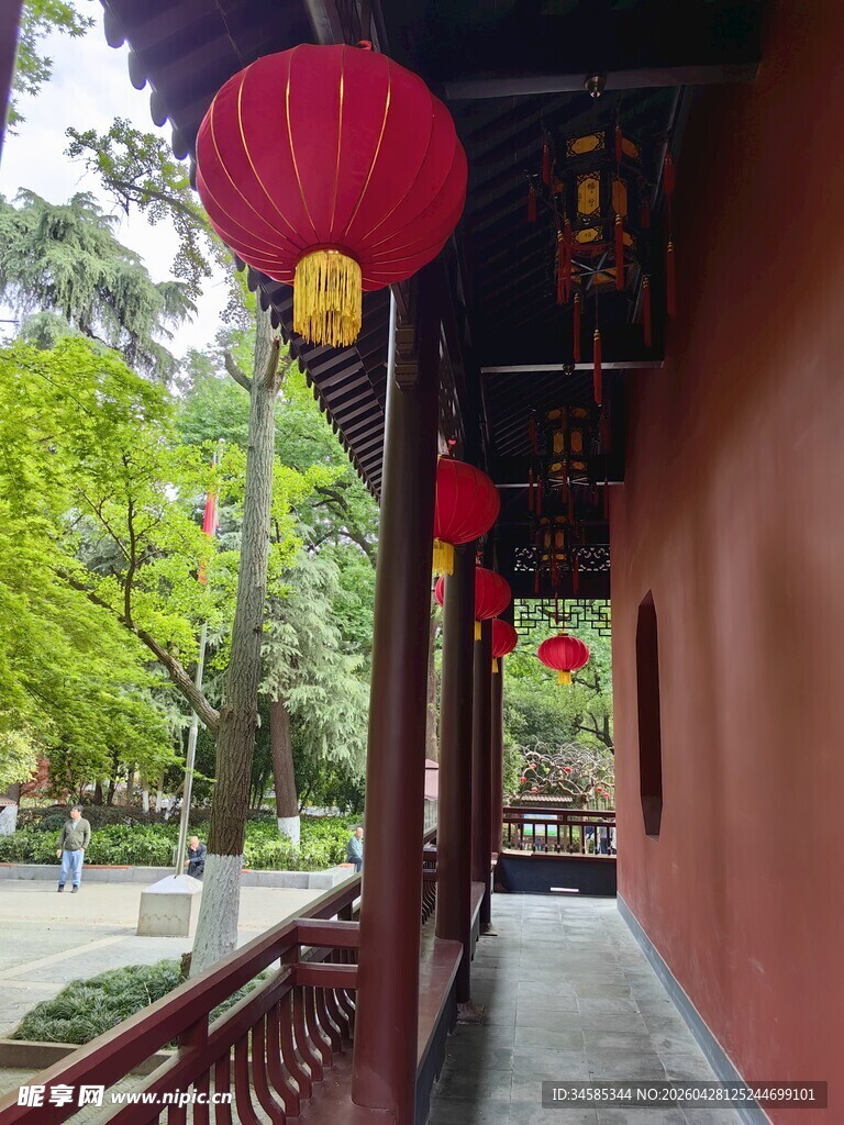 中式长廊挂红灯笼美景