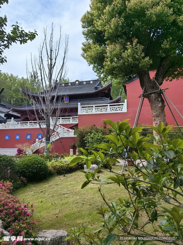 中式红墙建筑与绿植景观