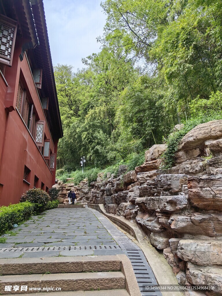 红屋旁的石砌步道景观
