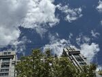 蓝天白云下的城市建筑