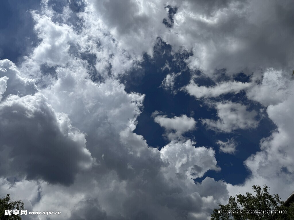 蓝天白云间的壮丽景致