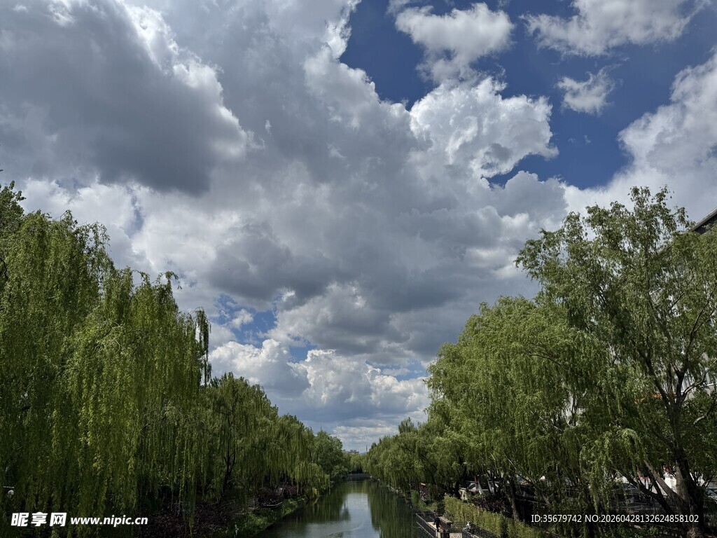 河畔绿树蓝天美景