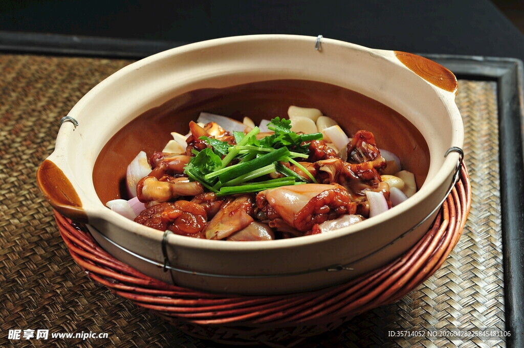 砂锅美味牛蛙  色泽诱人