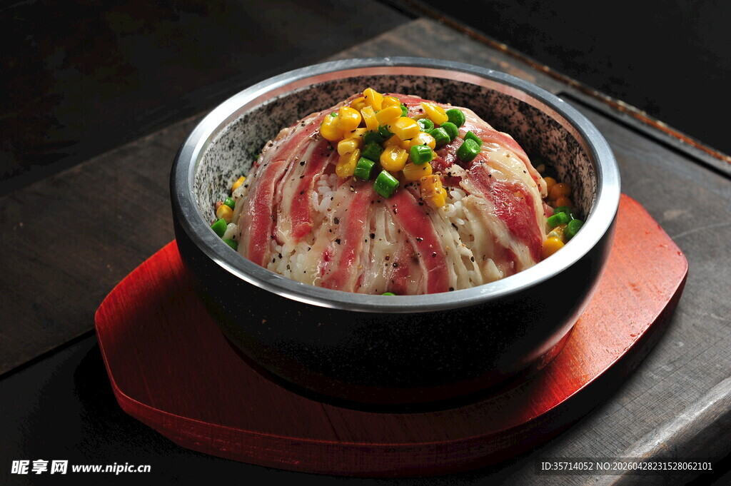 日式牛肉盖饭美味诱人