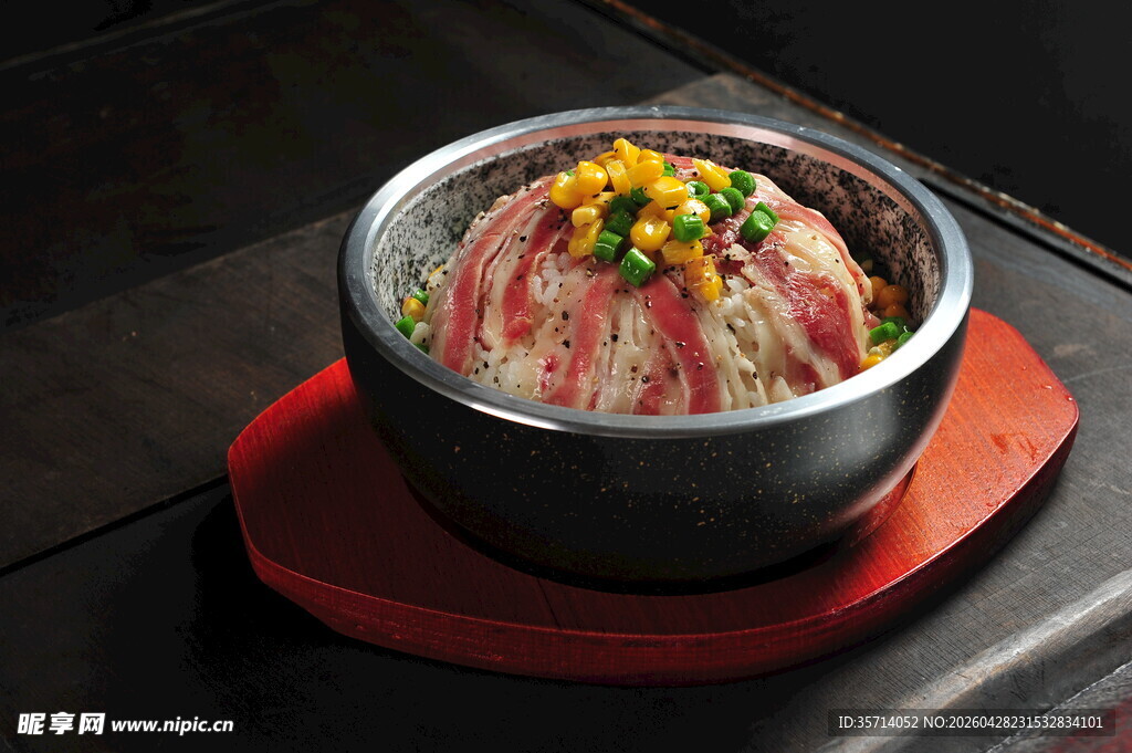 日式牛肉盖饭美味诱人