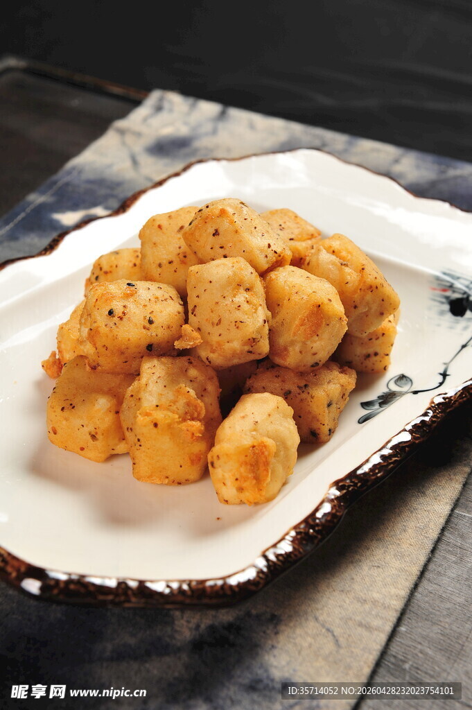 美味油炸小食摆于盘中