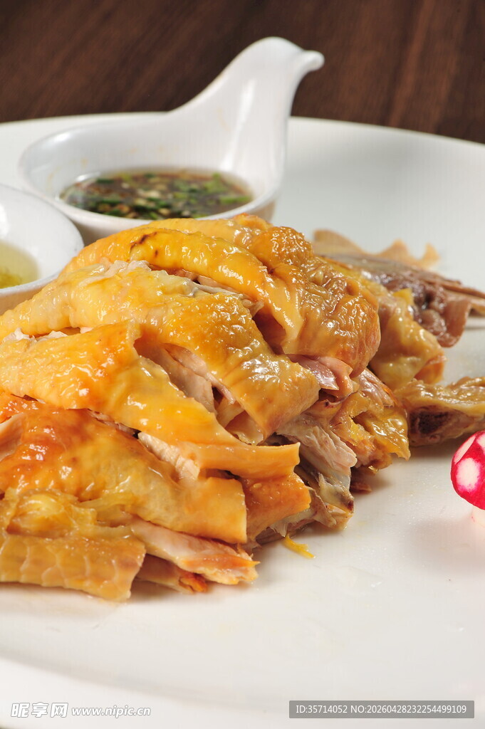 美味白切鸡配特色蘸料