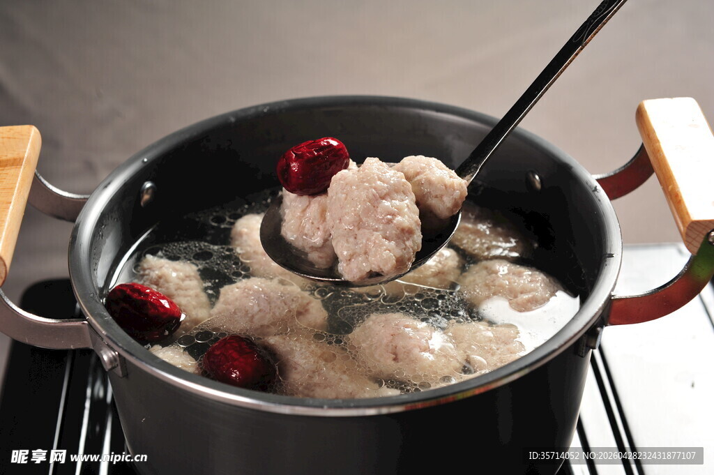 锅中炖煮的肉圆