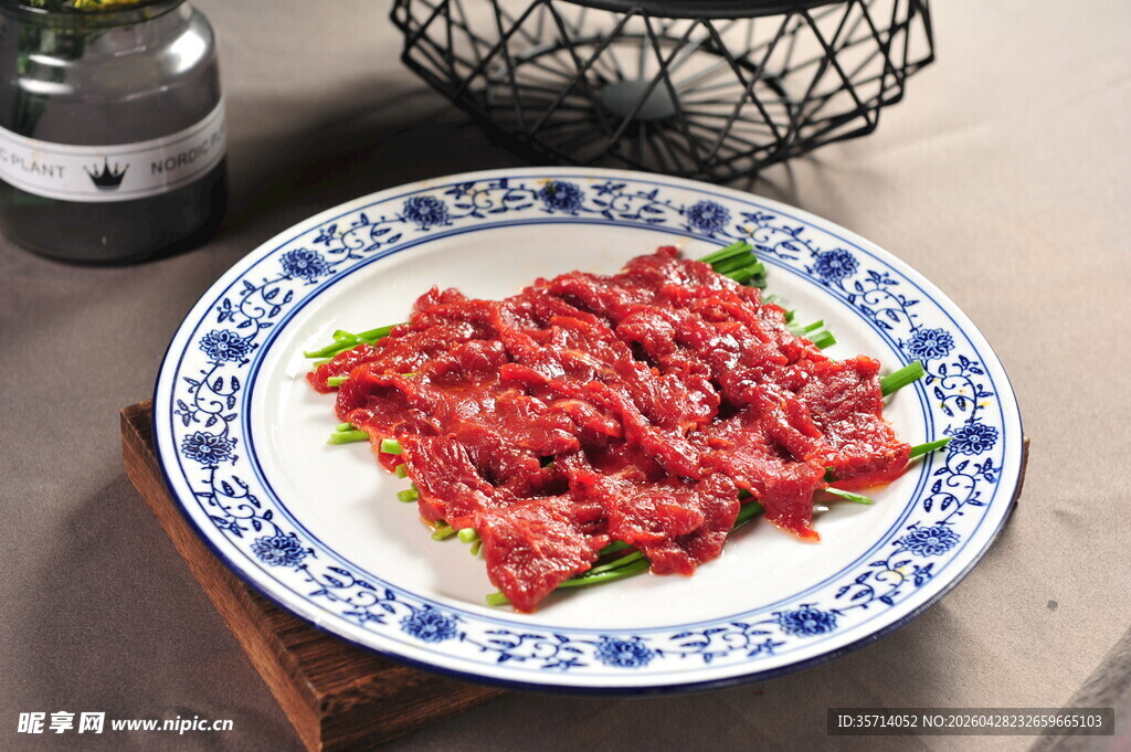 青花瓷盘上的鲜嫩牛肉
