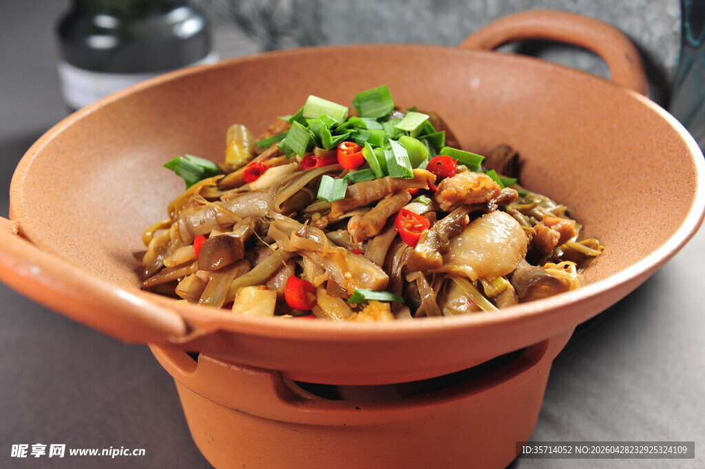 美味干锅食材丰富诱人
