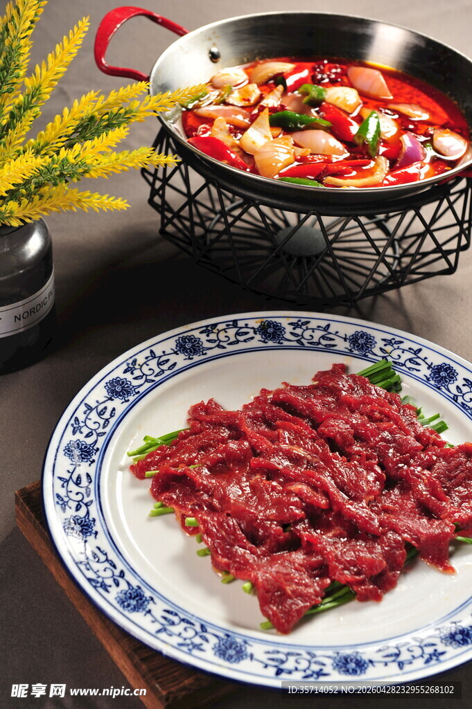 鲜嫩牛肉与美味火锅食材