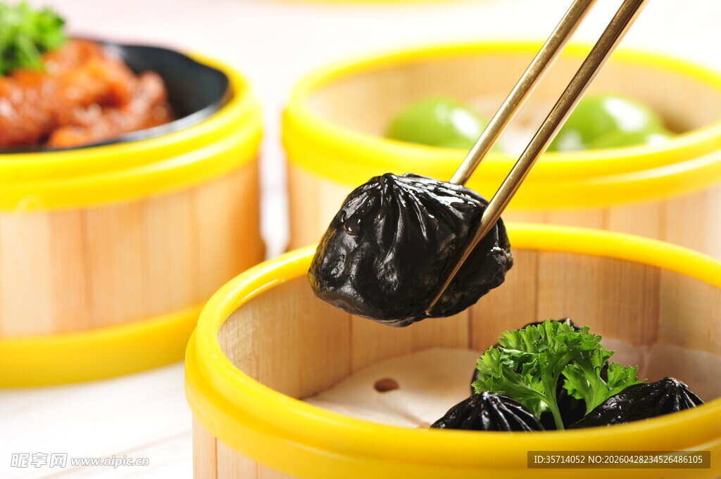 美味中式点心筷子夹起瞬间