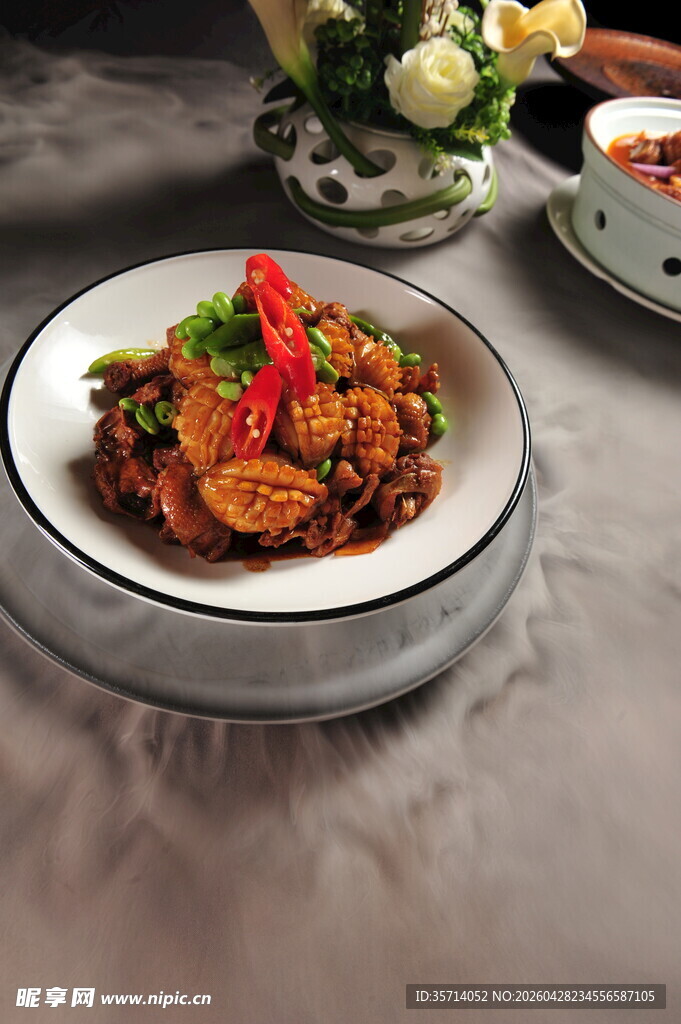 美味鲍鱼摆于餐桌
