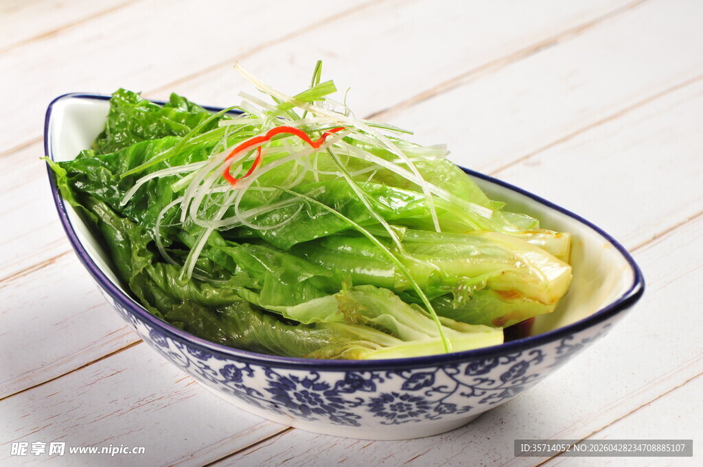 青花瓷碗中的鲜嫩生菜