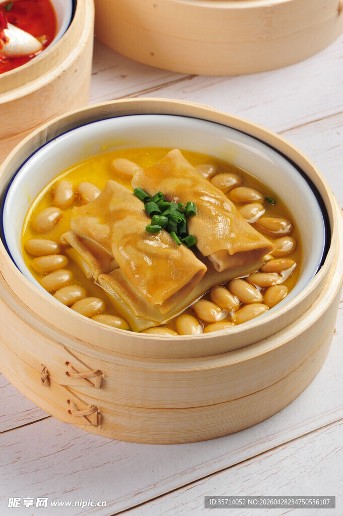 竹制蒸笼里的美味百叶包