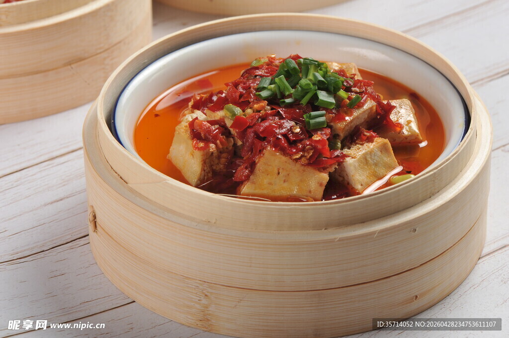竹制蒸笼里的美味豆腐