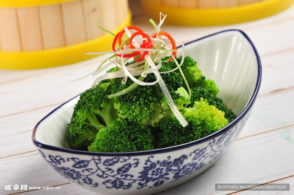 青花碗中的鲜嫩西兰花
