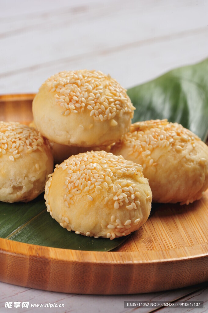 芝麻酥饼摆放在木盘上