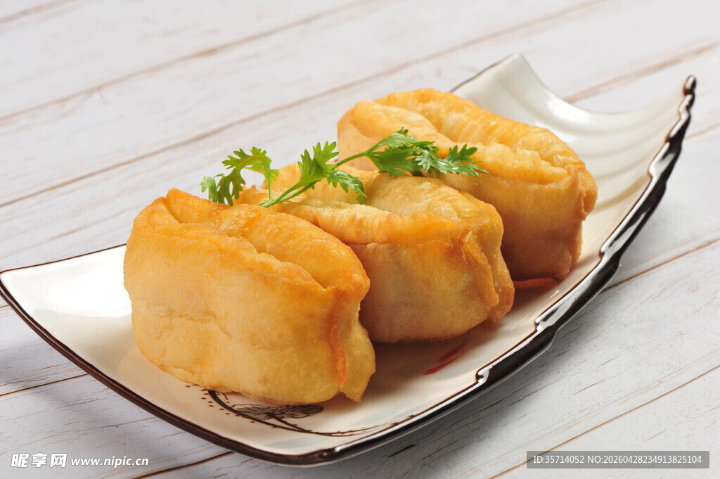 美味金黄豆腐泡摆盘精致