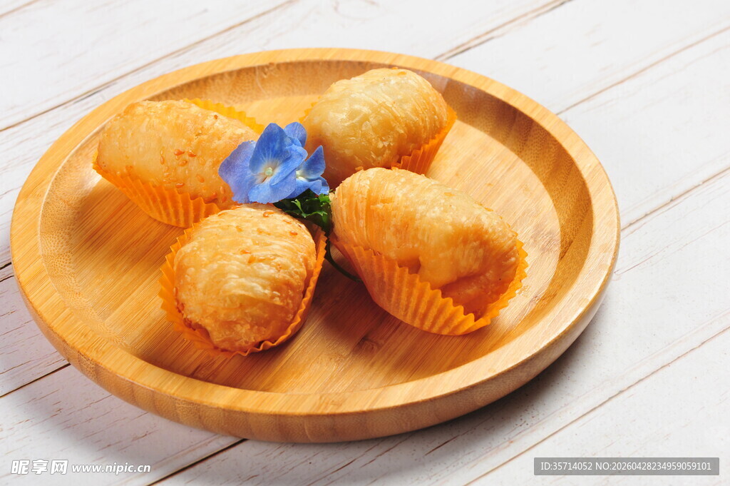 木盘上的美味油炸丸子