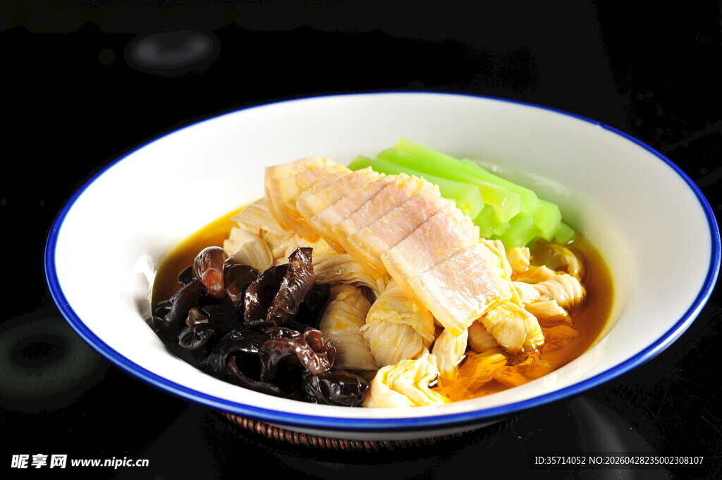美味叉烧面食材丰富诱人