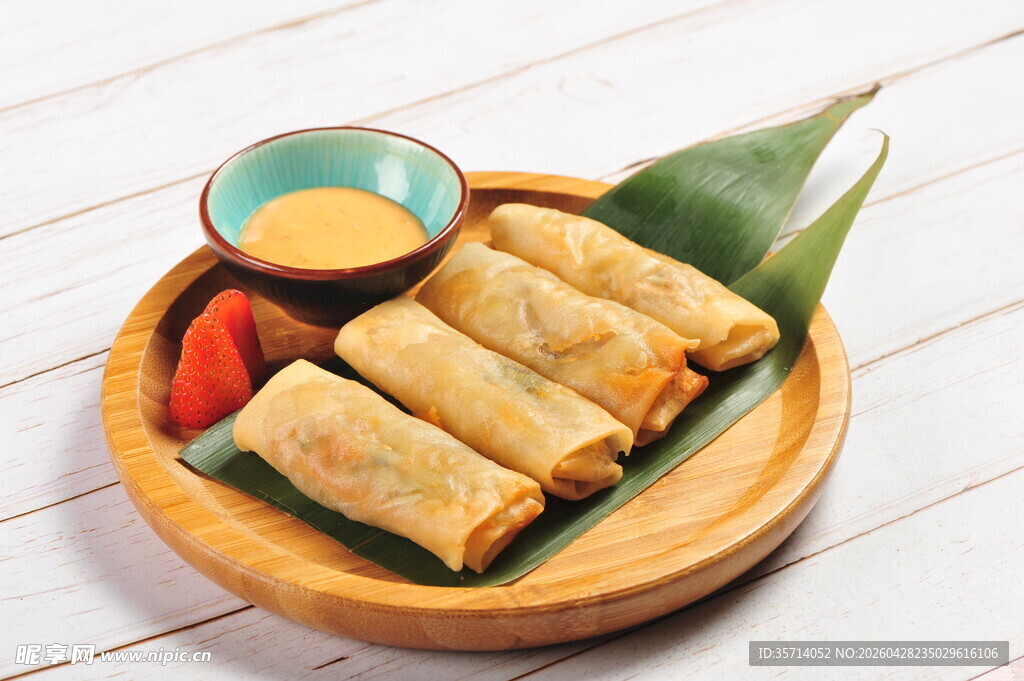 木盘上的美味春卷