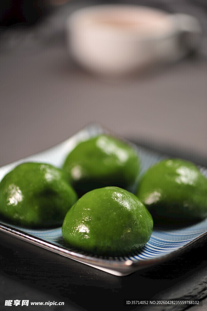 咸蛋黄肉松青团