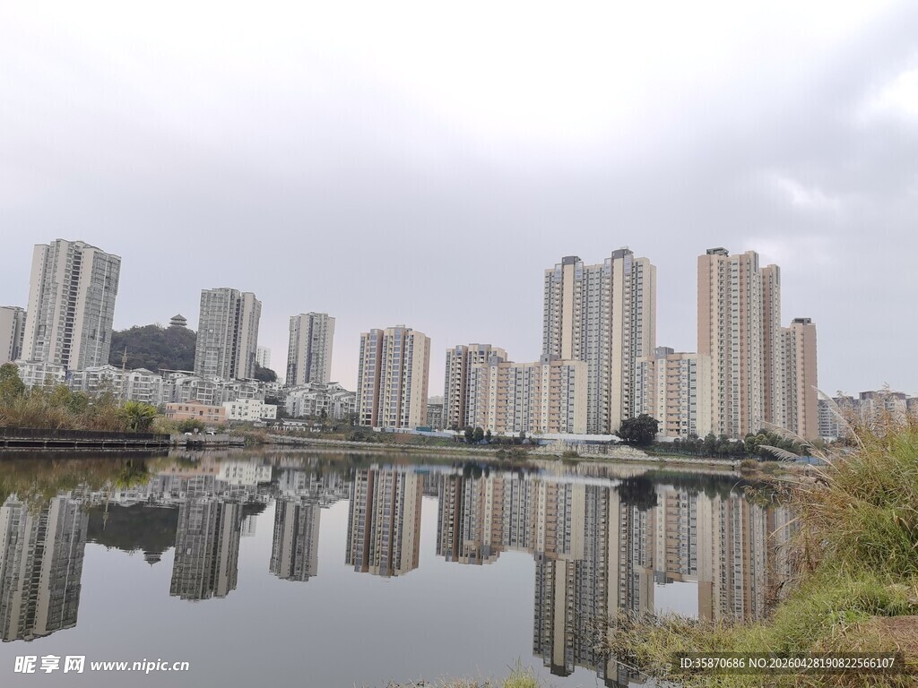 城市湖畔高楼倒影景观