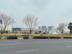 空旷道路旁的城市远景