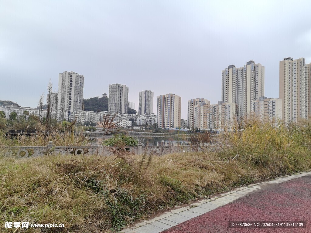 城市边的步道与高楼景观