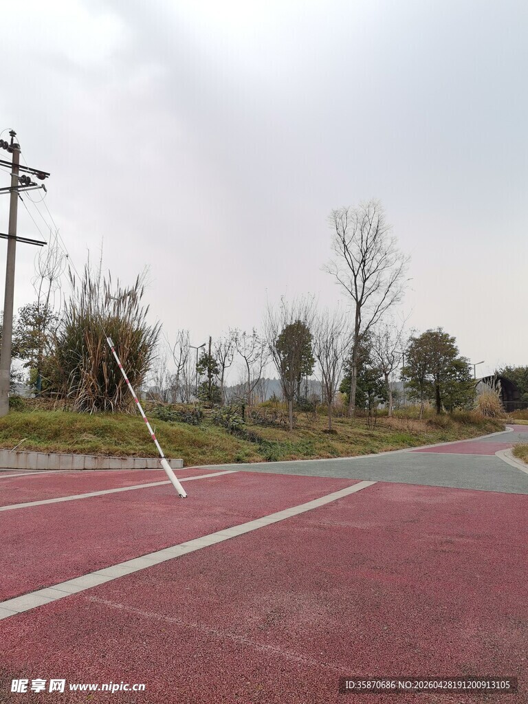 户外彩色跑道风景