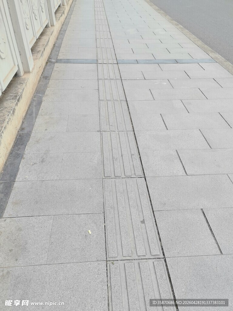 户外灰色系砖石铺就路面