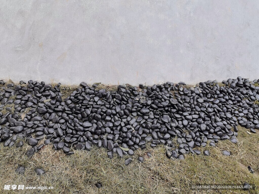 地面上的黑色碎石颗粒