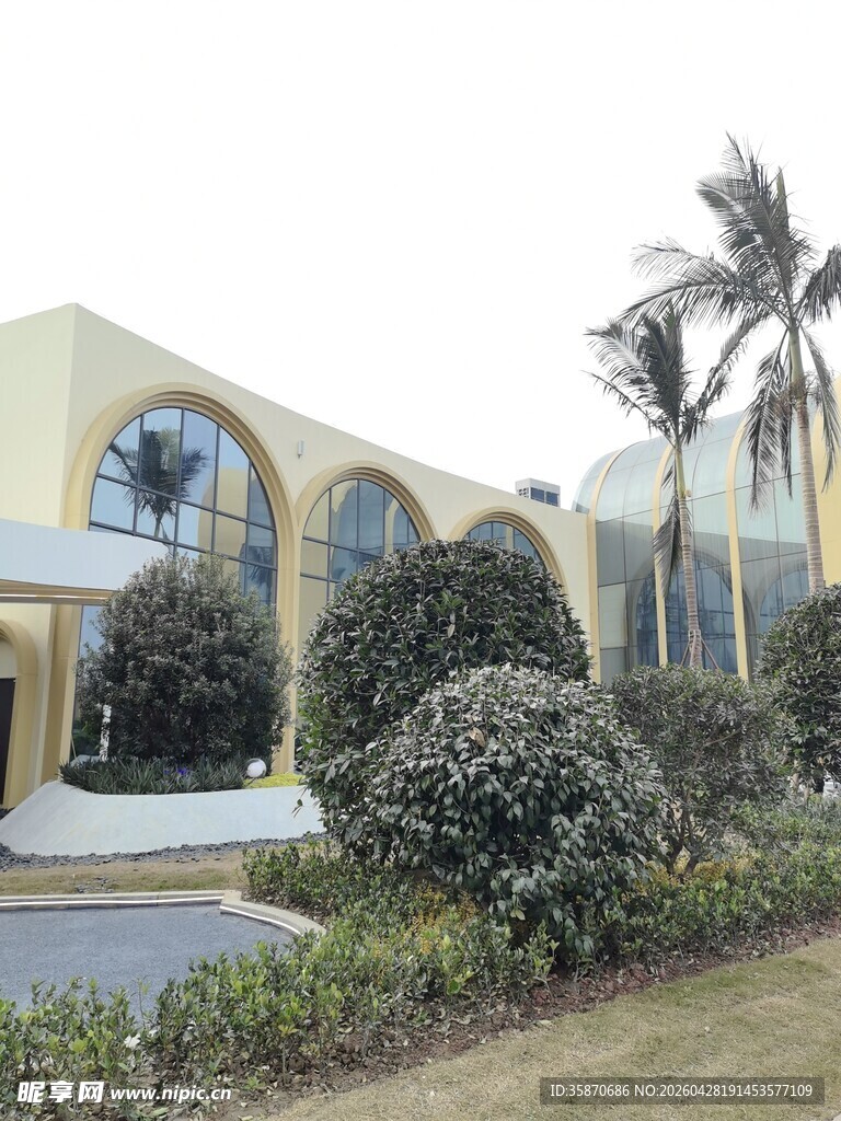 现代风格建筑与绿植景观