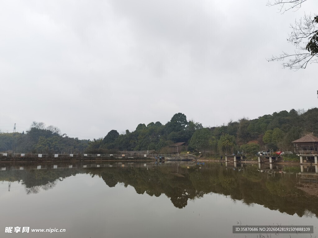 湖畔风景山水相映成趣