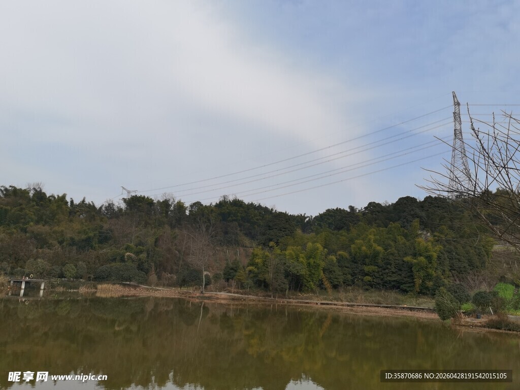 湖畔山林美景