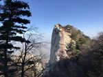 峻峭山峰屹立于山林间