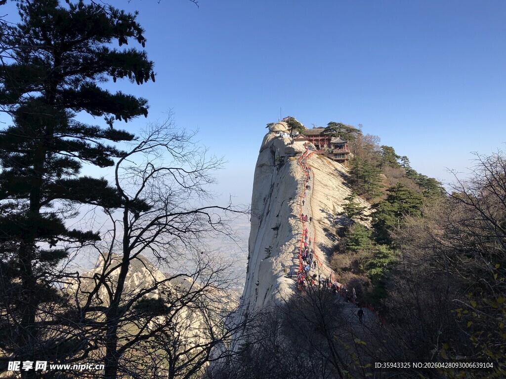 峻峭山峰屹立于山林间