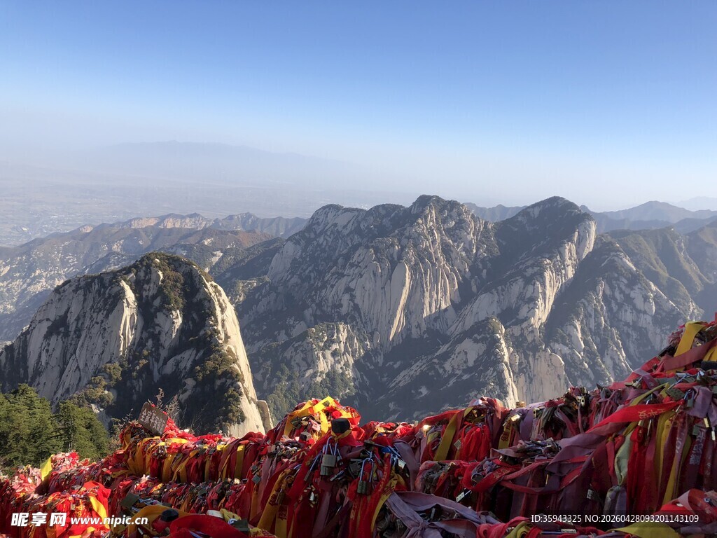 华山山顶祈福红绸景观