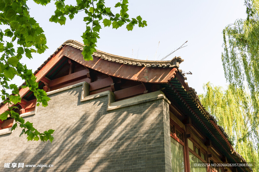 中式古建筑屋顶一角