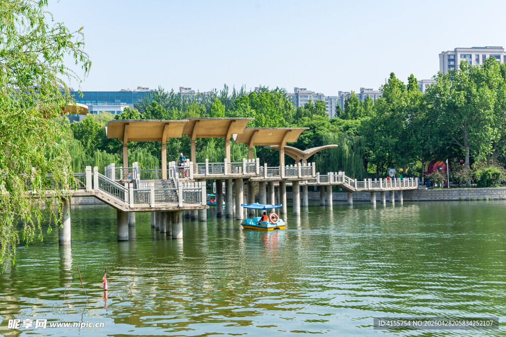 湖畔木桥风景如画