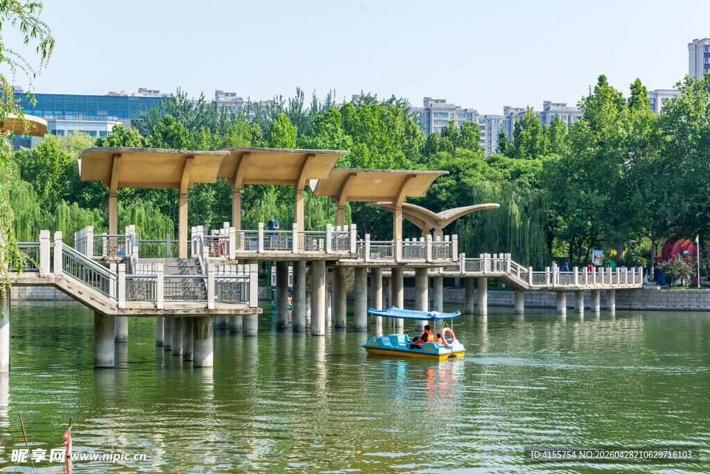 湖畔栈桥游船风景如画