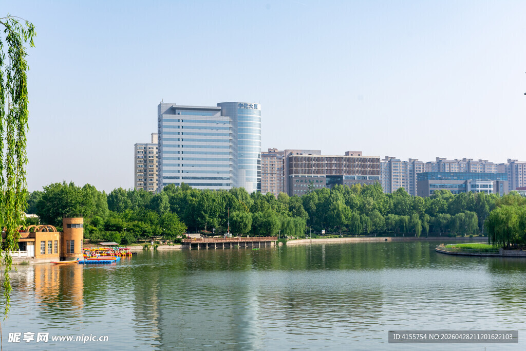 湖畔城市风光绿树环绕