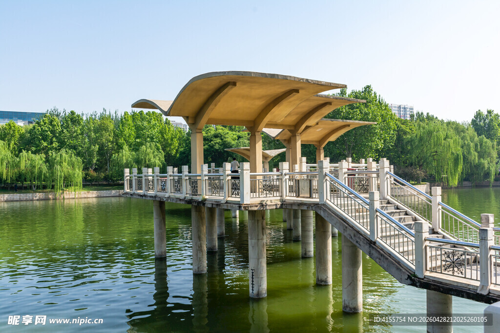 湖畔木质廊桥风景如画