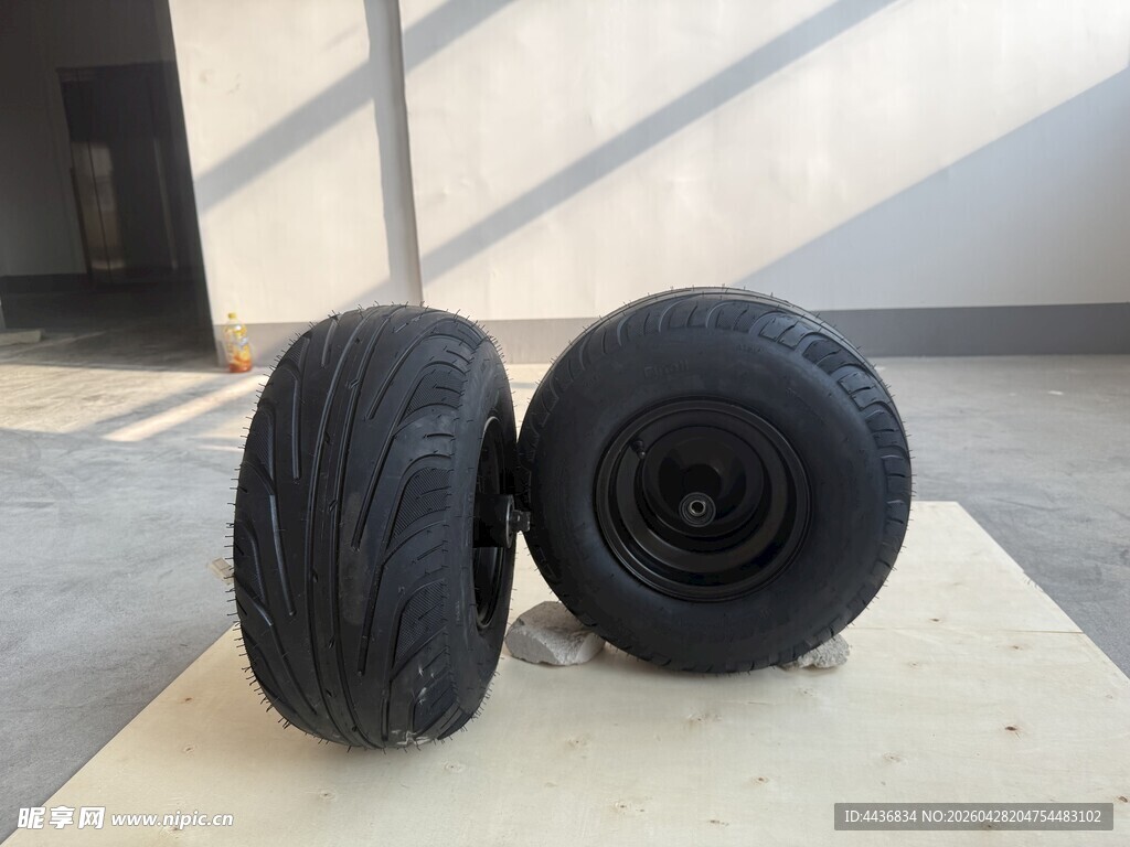 两个闲置轮胎