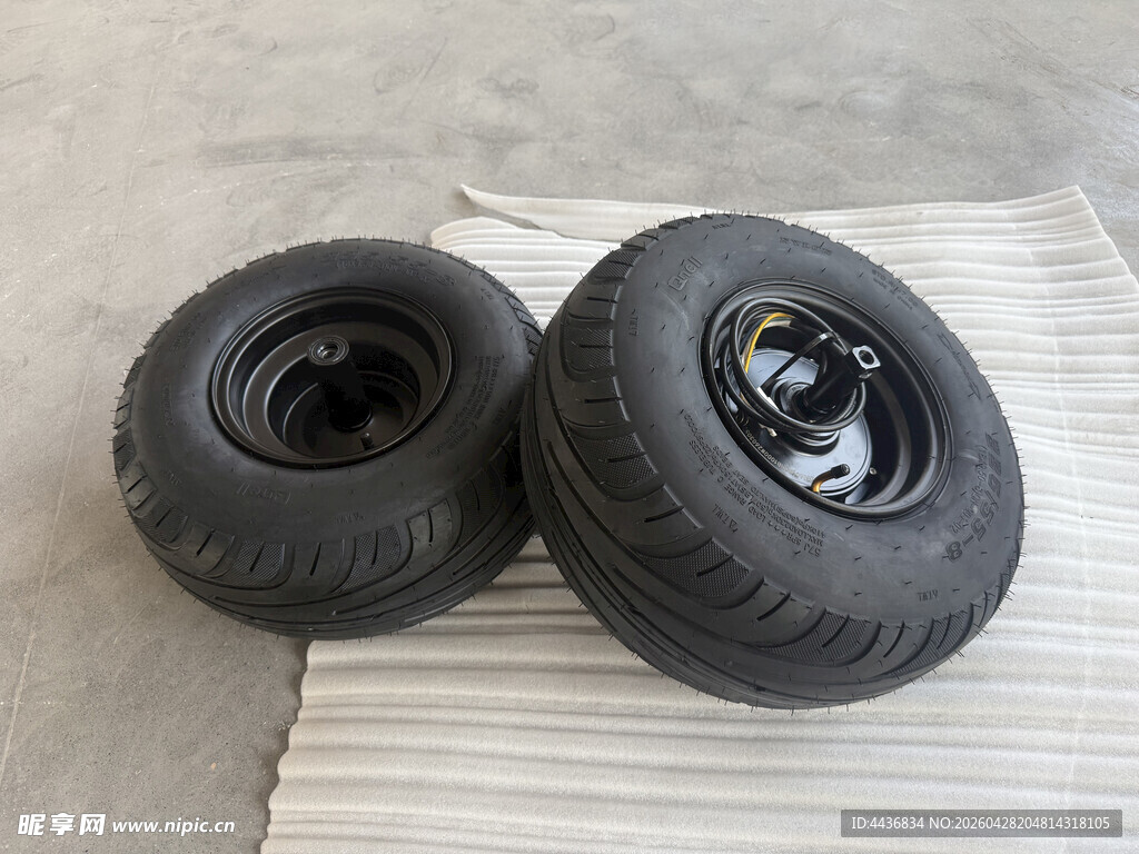 两个黑色轮胎