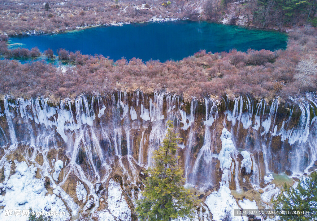冬日冰雪覆盖的美丽湖泊